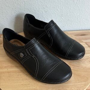 Clarks Cora Poppy Womens Cap Closed Toe Slip-On Shoe